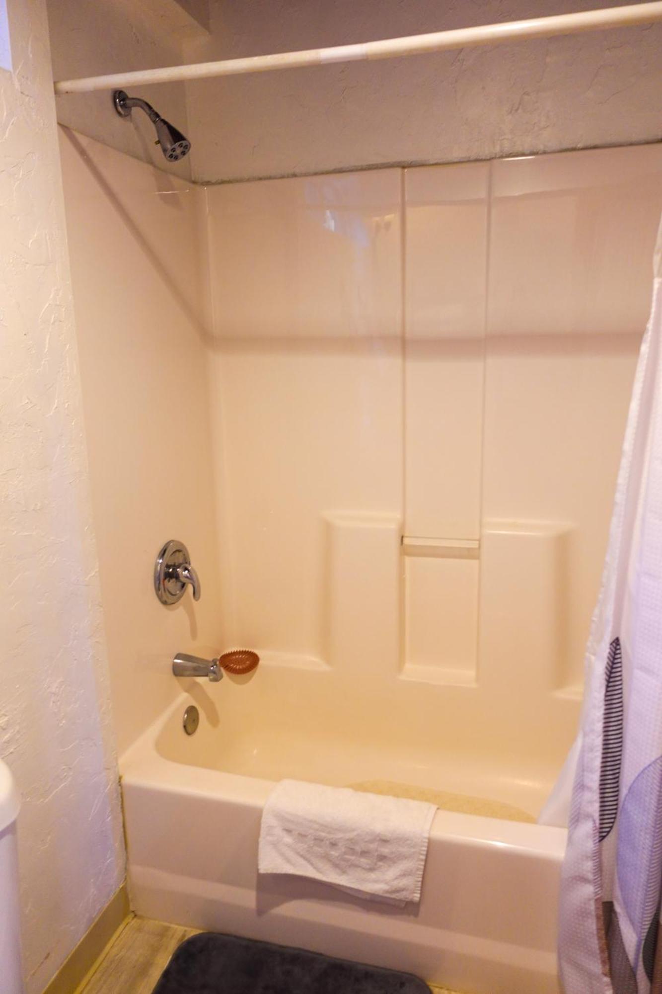 Queen Suite with Pool View